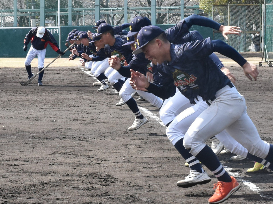 兵庫県西宮市で練習する東海大福岡の選手ら