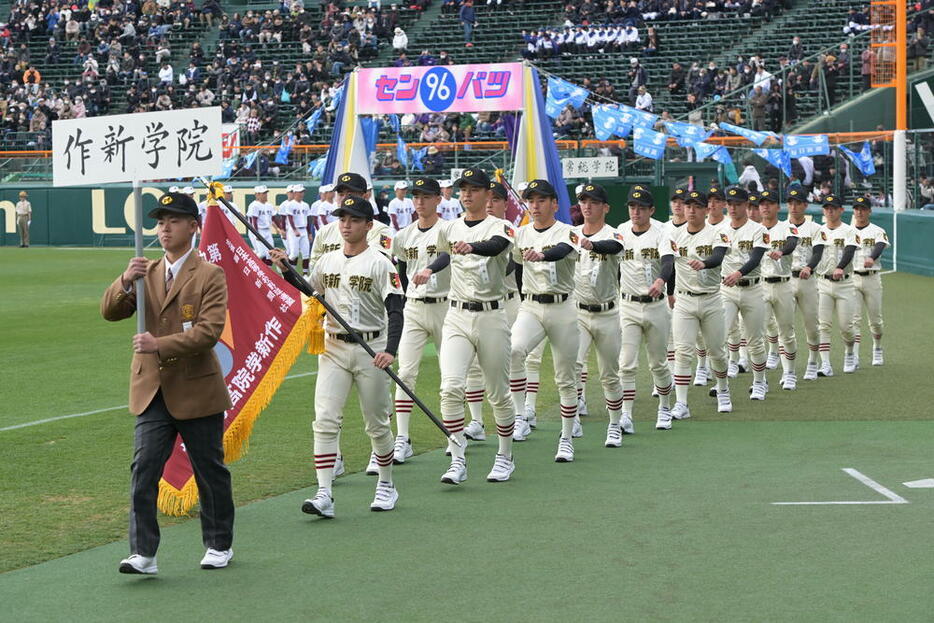 堂々と入場行進する作新学院の選手たち＝阪神甲子園球場で２０２４年３月１８日、山崎一輝撮影