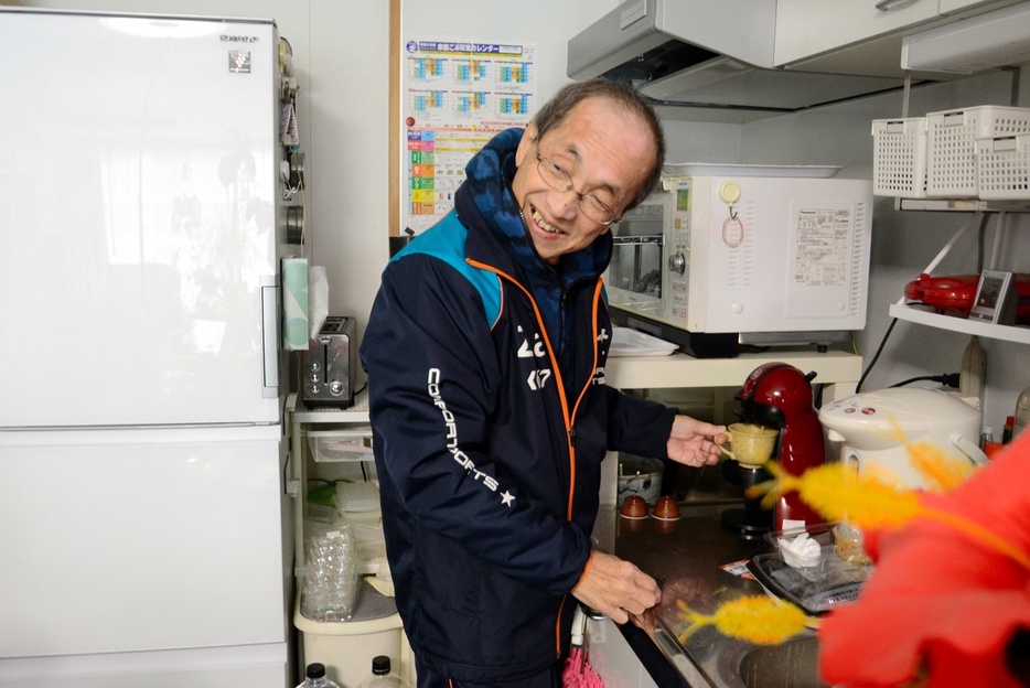 足立さんに、いつものようにコーヒーを入れる渡辺さん＝2024年2月8日午後、福島県南相馬市原町区