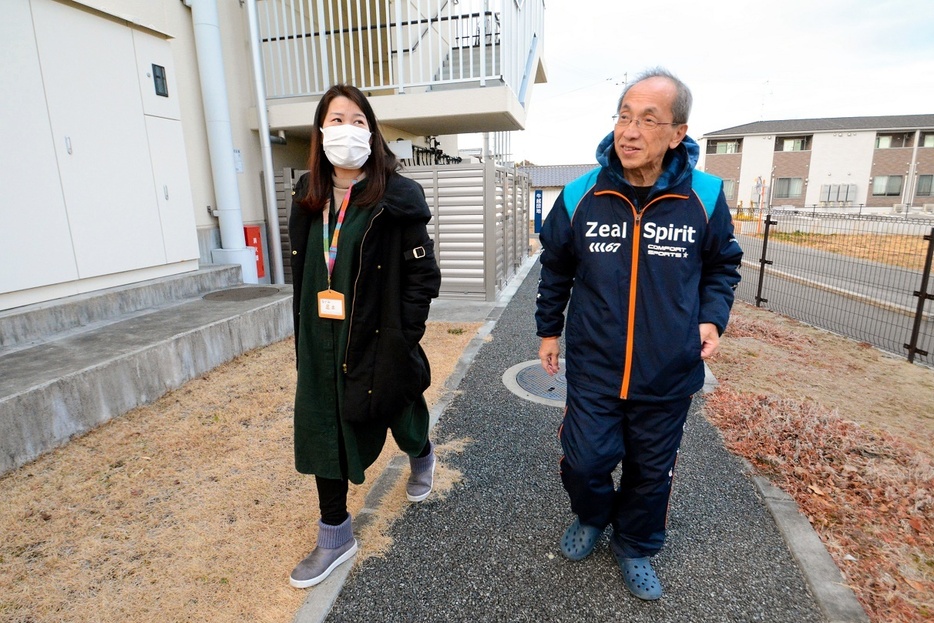 復興公営住宅を訪ねた足立さん（左）を見送る渡辺さん。最後は笑顔で別れた＝2024年2月8日午後、福島県南相馬市原町区