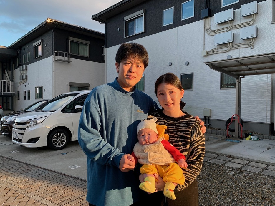 生後4カ月の楓栞ちゃんを抱く鶴岡真知瑠さんと大輝さん夫妻