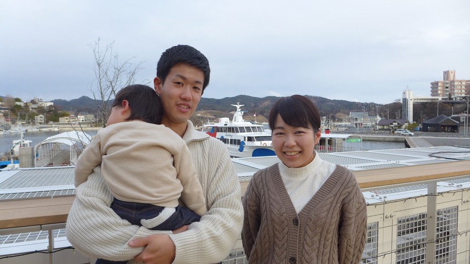 地元・気仙沼を愛する尾形成海さん、日向子さん夫妻と柊和ちゃん