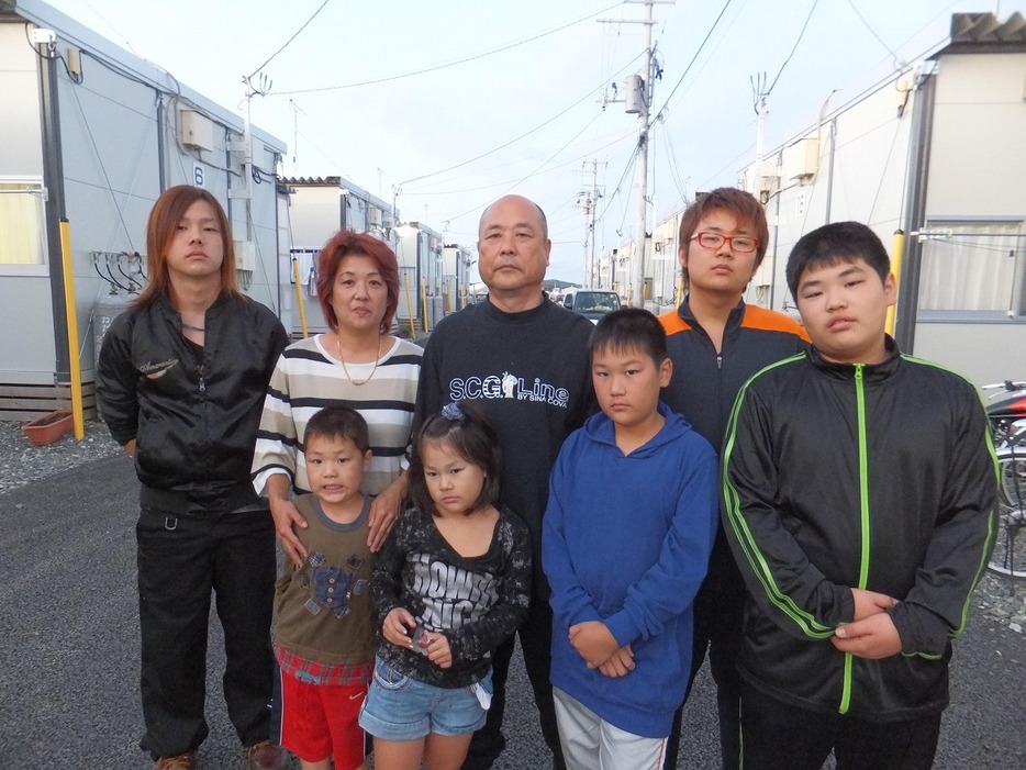 「震災の経験こそ糧になる」と語る鈴木美香さん（左から2人目）と鈴木さん家族（2011年10月、石巻市）