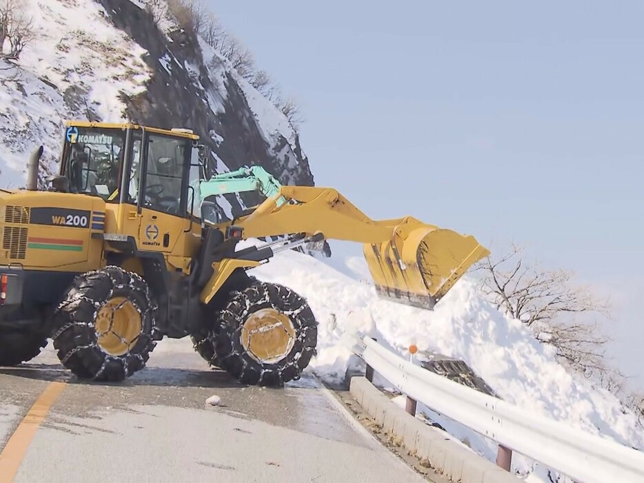 「伊吹山ドライブウェイ」の除雪作業
