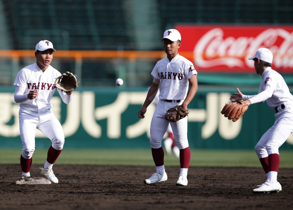 守備練習をする耐久の選手たち＝兵庫県西宮市の阪神甲子園球場で、中川祐一撮影