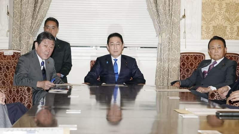 自民党役員会で並ぶ岸田首相、茂木幹事長、麻生副総裁＝２０２４年２月１９日