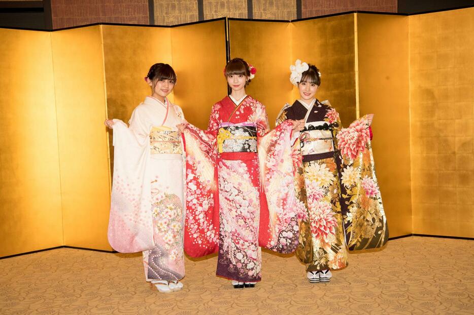 写真左からNGT48の中村歩加、荻野由佳、加藤美南（C）AKS