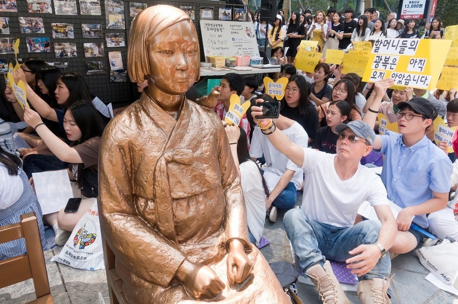 [写真]韓国の日本大使館前の慰安婦像のそばでは定例で水曜デモが行われている（Lee Jae-Won/アフロ）