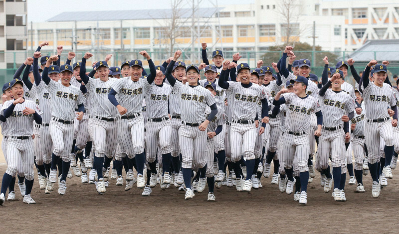 センバツ出場が決まり喜ぶ明石商の選手たち＝兵庫県明石市で2019年1月25日午後3時58分、梅田麻衣子撮影