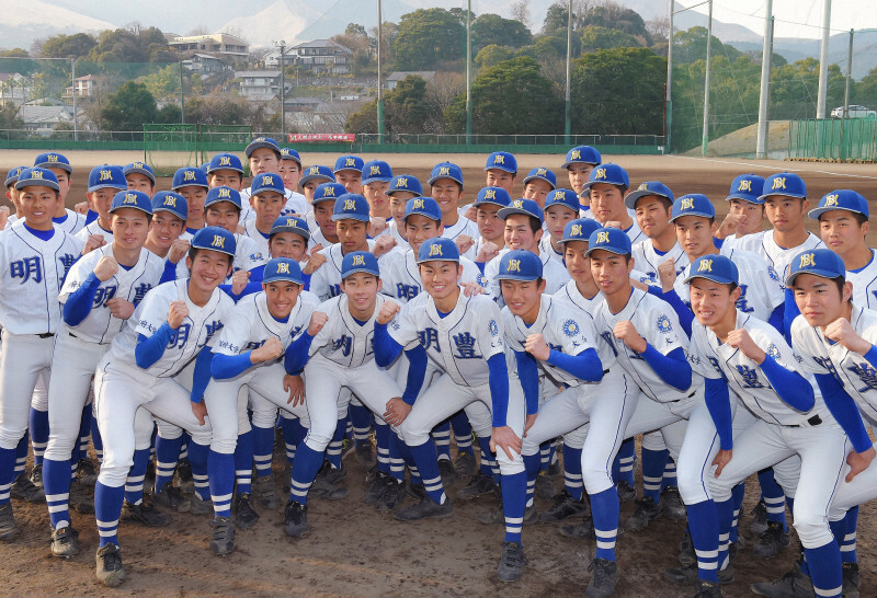 センバツ出場決定にガッツポーズする明豊の選手たち＝大分県別府市で2019年1月25日午後4時10分、上入来尚撮影