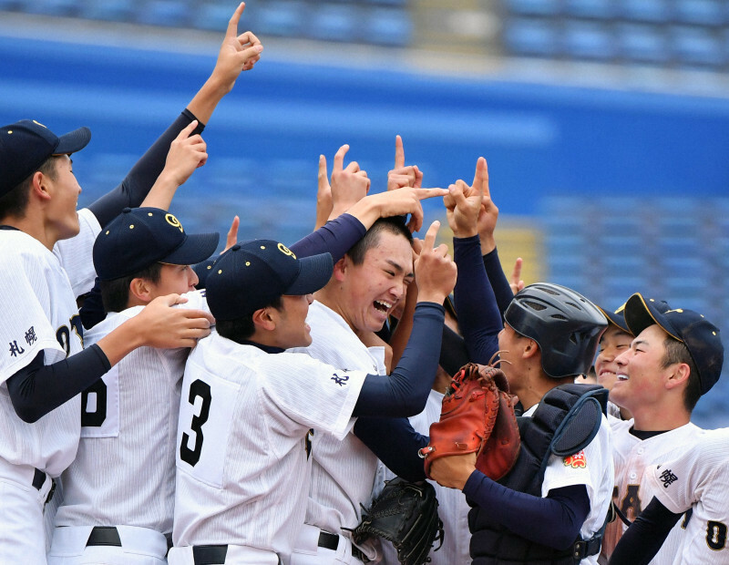 明治神宮大会高校の部で優勝を決めて喜ぶ札幌大谷の選手たち＝神宮球場で2018年11月13日、宮間俊樹撮影