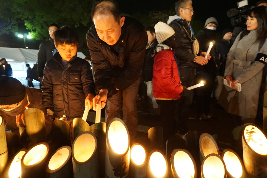 阪神淡路大震災を知らない世代もロウソクで火を灯す