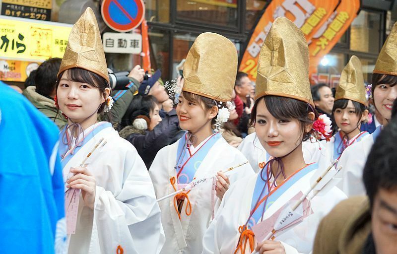 ［写真］笑顔でミナミを練り歩く福娘ら＝10日午前11時半ごろ、大阪市中央区で