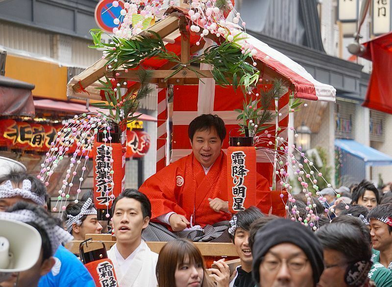 ［写真］お笑いコンビ・霜降り明星の粗品（かごの手前）とせいや＝10日午前11時20分ごろ、大阪市中央区で