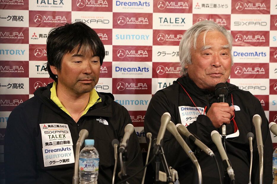 [写真] 帰国後、会見した三浦雄一郎さん（右）と次男の豪太さん（左）