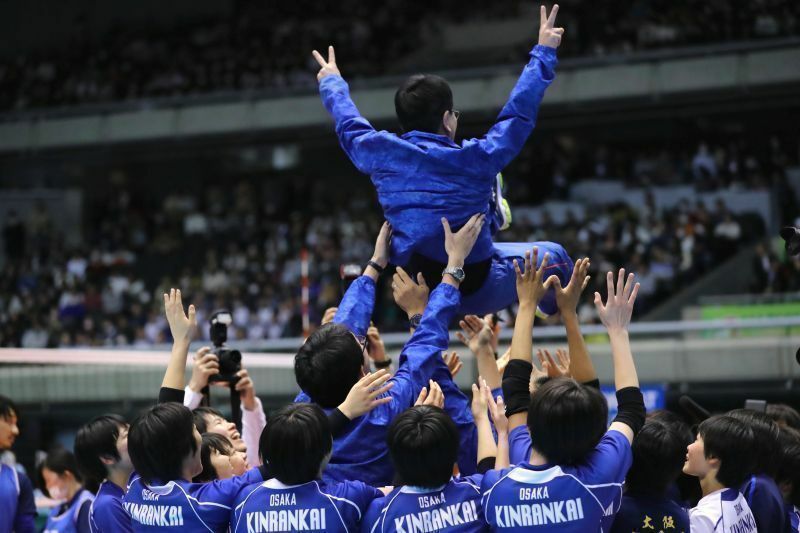 ［写真］宙に舞う池条義則監督（写真：西村尚己アフロスポーツ）