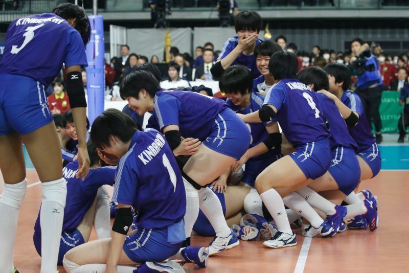 ［写真］ついに勝ち取ったタイトル！　金蘭会、春高優勝の瞬間（写真：田村翔アフロスポーツ）