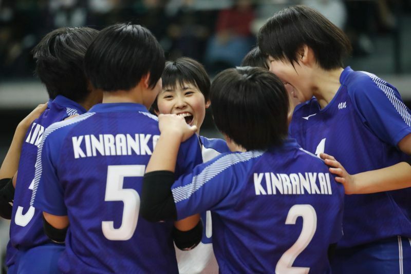 強打を何度も拾った水杉玲奈（中央）がベストリベロ賞、今後は東レでプレーする（写真：田村翔アフロスポーツ）