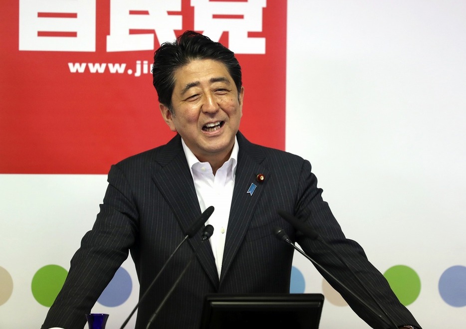 [写真]2016年の参院選で勝利した翌日、会見に臨んだ安倍首相。2019年の参院選はどうなるのか（つのだよしお/アフロ）