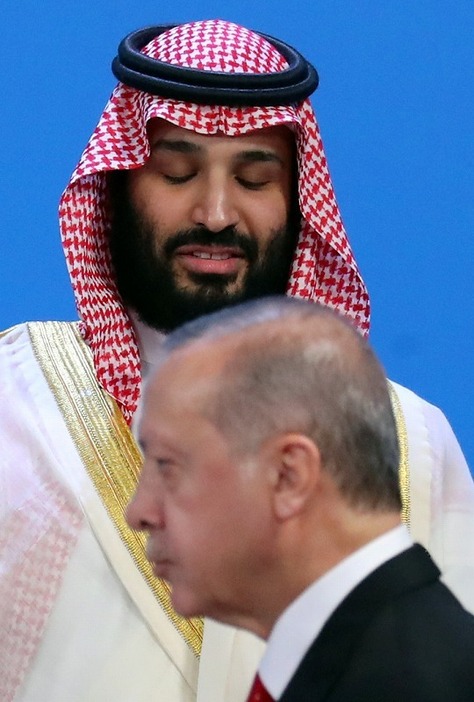 [写真]サウジアラビアのムハンマド皇太子（上）とトルコのエルドアン大統領。アルゼンチンでのG20首脳会議の場で（ロイター/アフロ）