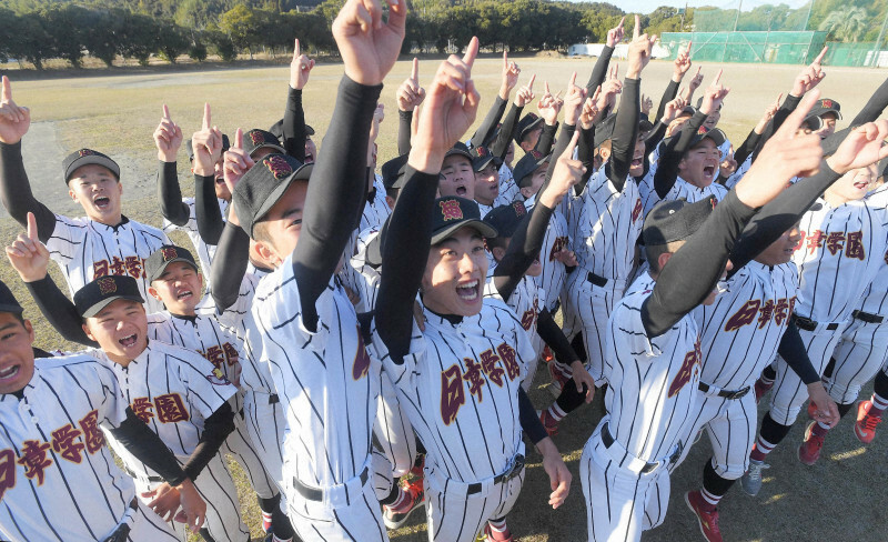 センバツ出場決定の報告に指を突き上げて喜ぶ日章学園の選手たち＝宮崎市で2019年1月25日、津村豊和撮影