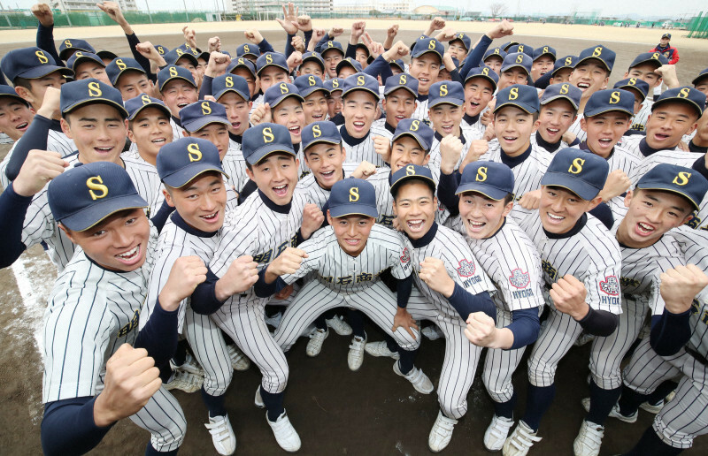 センバツ出場が決まり喜ぶ明石商の選手たち＝兵庫県明石市で2019年1月25日午後3時44分、梅田麻衣子撮影