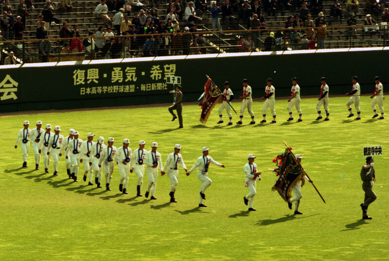 外野フェンスには「復興・勇気・希望」のスローガンが掲出された＝兵庫県西宮市の阪神甲子園球場で1995（平成7）年4月5日、大西達也撮影