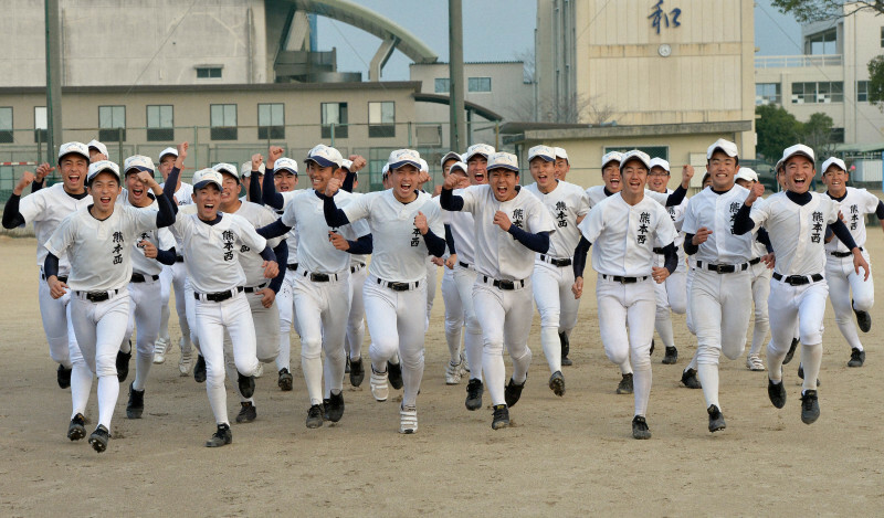 21世紀枠での出場が決まり喜ぶ熊本西の選手たち＝熊本市西区で2019年1月25日午後4時39分、田鍋公也撮影