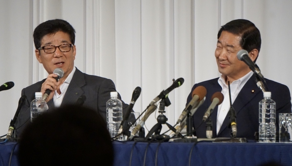 ［写真］大阪維新の会の松井一郎代表（左）と公明党の佐藤茂樹府本部代表＝25日午後7時半ごろ、大阪市北区で