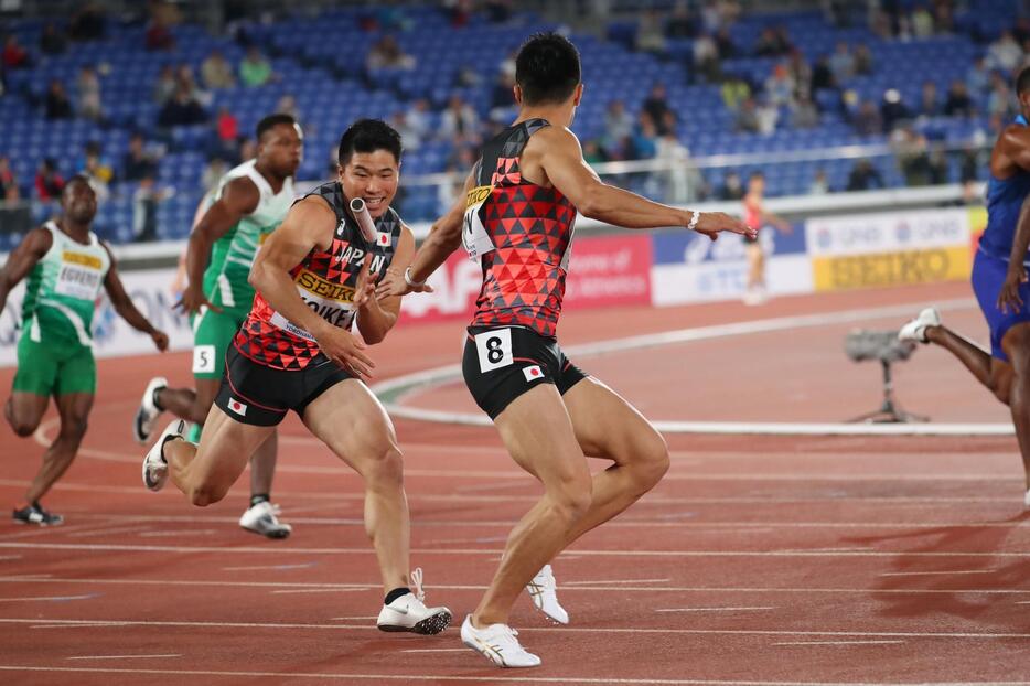 世界リレーの4×100mリレーで小池祐貴（左）から桐生祥秀（右）へ痛恨のバトンミス。失格となり予選敗退 （写真：YUTAKA/アフロスポーツ）