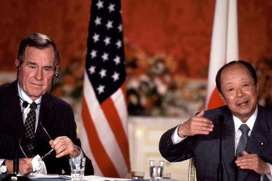 [写真]1992年9月、アメリカのブッシュ大統領と宮沢首相（Fujifotos/アフロ）
