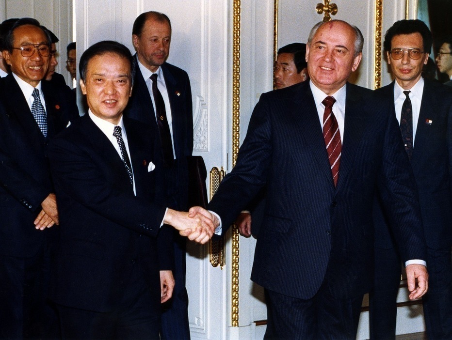 [写真]1991年3月、来日したゴルバチョフ・ソ連大統領と握手する海部首相（Fujifotos/アフロ）