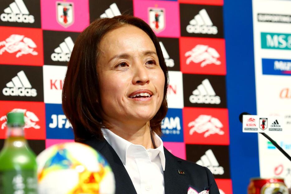 なでしこジャパンを率いる高倉監督はフランス女子W杯へ向けて思い切った世代交代を推し進めてきた(写真：西村尚己/アフロスポーツ)