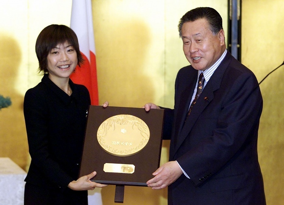 [写真]高橋尚子さんに国民栄誉賞の盾を手渡す首相時代の森喜朗。22年ぶりとなる福田系の首相だった（ロイター/アフロ）