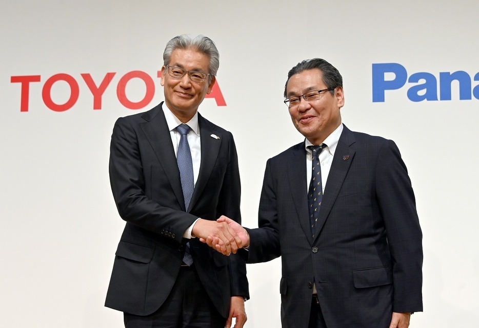 [写真]街づくり事業で新会社設立を発表したパナソニックの北野氏（右）とトヨタの白柳氏（Natsuki Sakai/アフロ）