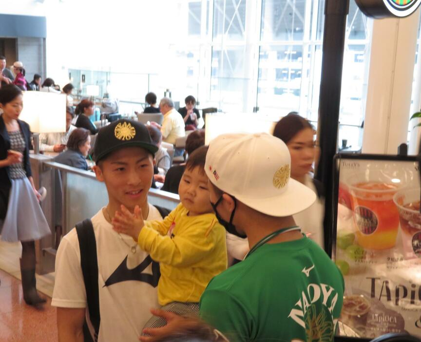 井上尚弥は羽田空港で出迎えてくれた愛息子を抱えて最高の笑顔