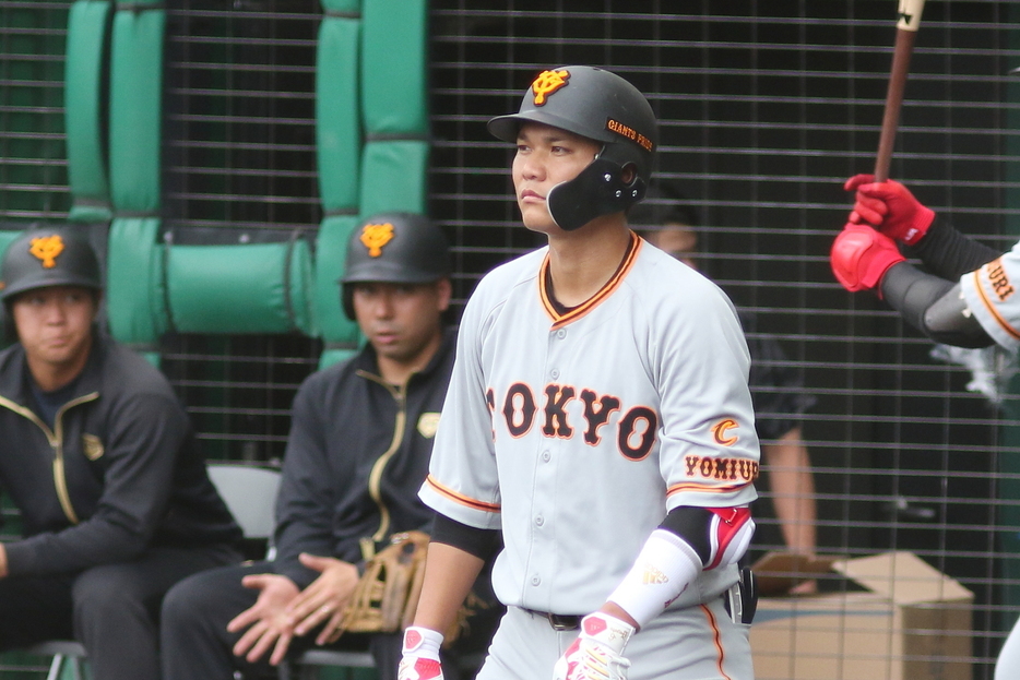 巨人の坂本勇人が“鉄人”金本氏に並ぶ開幕35試合連続出塁記録(資料写真・黒田史夫）