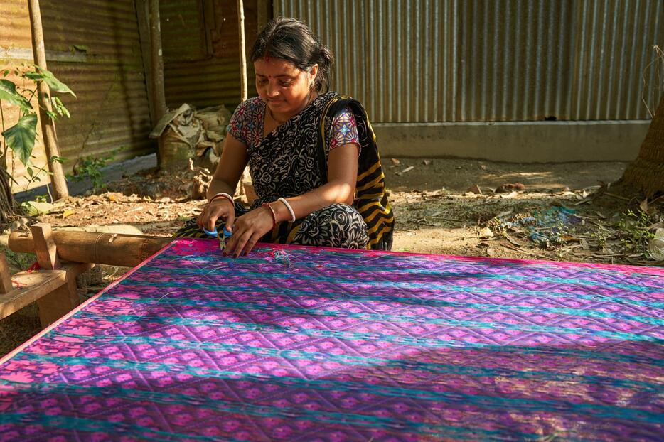 バングラデシュは織物や布製品が名産である。訪れたタンガイルの機織りの村では、木型のパターンを使い鮮やかな色合いのサリーを作っていた。海外にも輸出される高級品＝タンガイル・ビシヌブール村にて（2019年4月撮影）