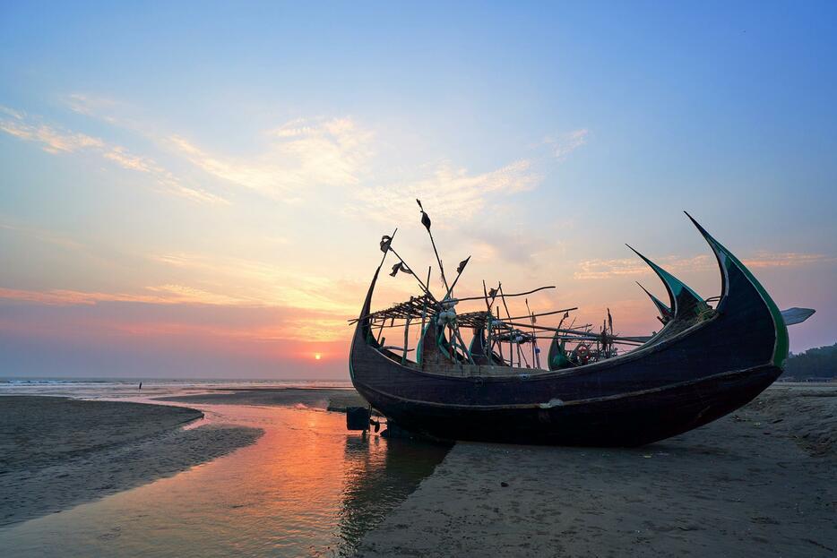 夕日が沈むコックス・バザールのビーチ。全長約120km続く砂浜の海岸線は世界最長。バングラデシュの中でも人気の観光地になっている＝コックス・バザール（2019年4月撮影）