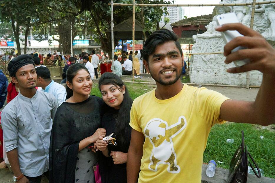 バングラデシュでは快く写真撮影に応じてくれる人が多い。校内で談笑しているグループに話を聞くと、「セルフィー（自撮り）も友達同士で写真を撮ることも大好きよ」と答えてくれた＝ダッカ大学にて（2019年4月撮影）