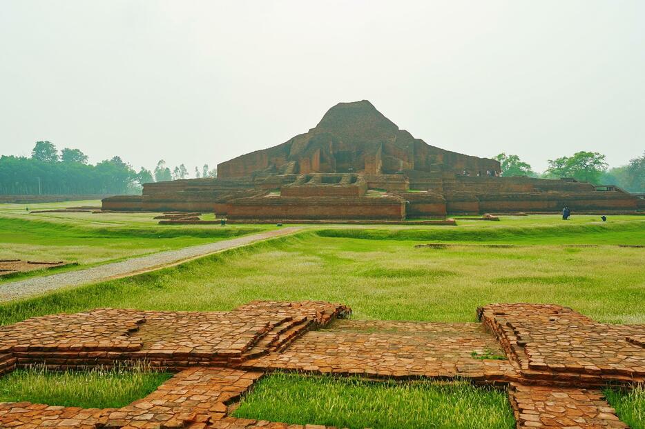 ユネスコの世界文化遺産に登録されている仏教遺跡パハルプール。現在のバングラデシュのほとんどがイスラム教徒だが、過去には仏教が栄え、それからヒンドゥー教、イスラム教と変遷していった＝パハルプール（2019年4月撮影）