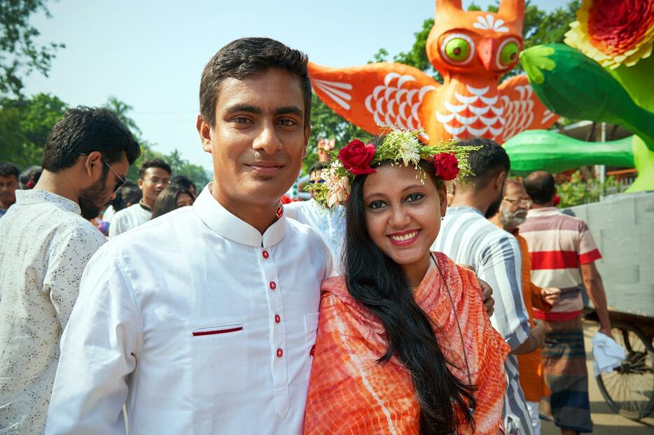 ご夫婦で参加していた二人。男性は白のパンジャビ、女性は赤系のサリー姿が多い。バングラデシュも紅白がお祝いのカラーのようだ＝カジノジュールイスラム通りにて（2019年4月撮影）