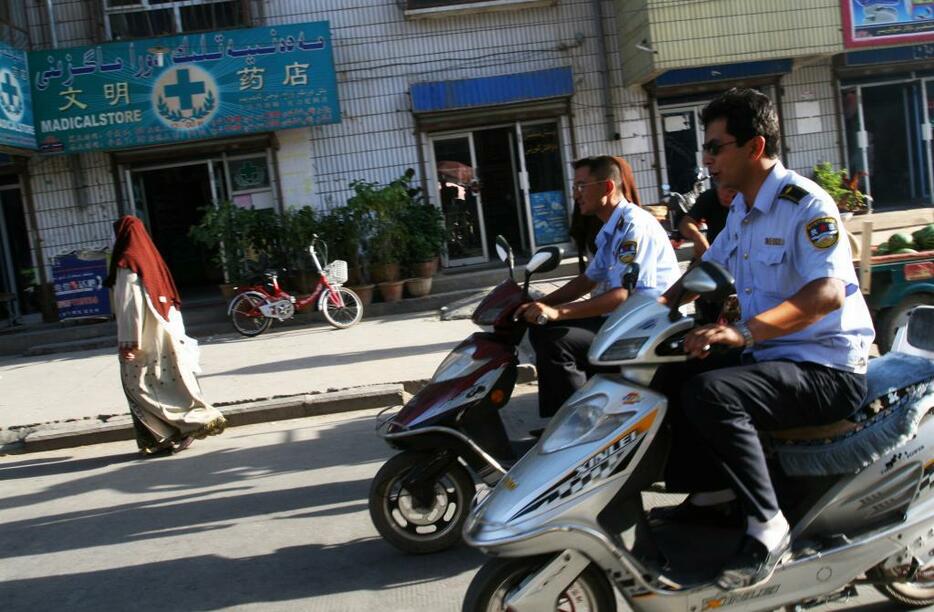 ホータンの街にて。街では警察をよく見かける（撮影：村田次郎）