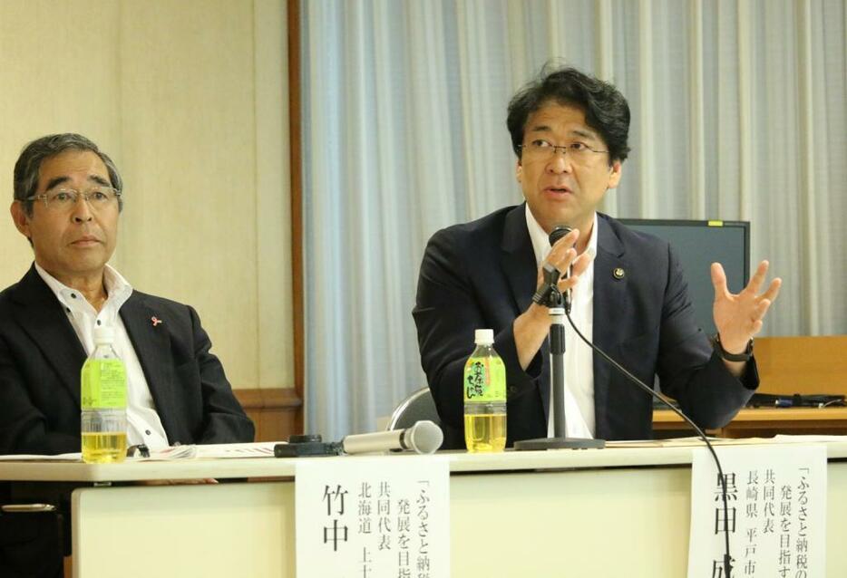 ふるさと納税活用の先進事例を話す黒田成彦平戸市長（右）と竹中貢上士幌町長