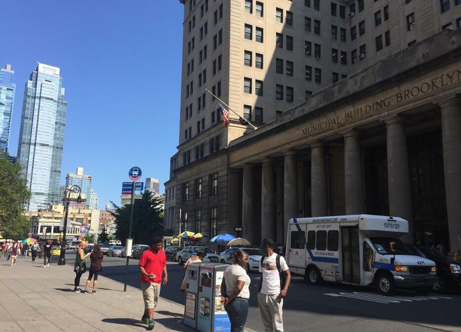 The Brooklyn Municipal Building：1924年建設。結婚証明書などを発行する区役所が入っている。担当職員の前で誓う略式結婚式もここで行える。