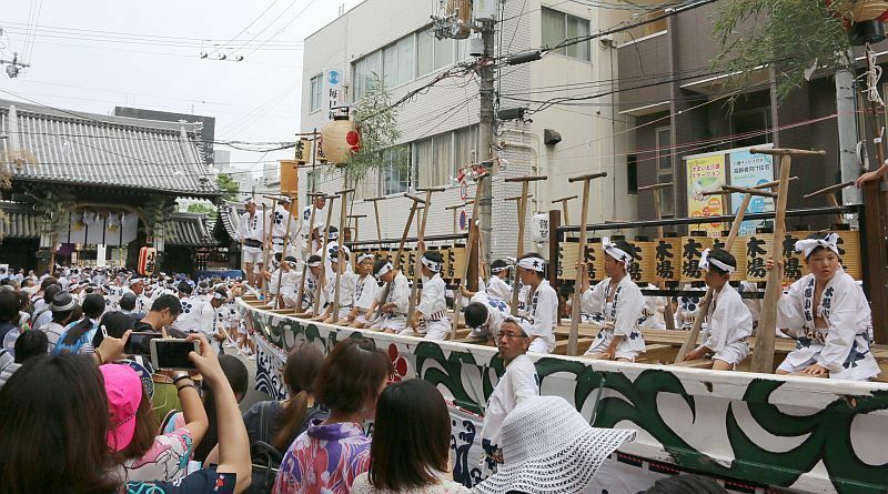 [写真]全長16.2メートルもあるどんどこ船が陸揚げされ、大阪天満宮へ宮入=24日午後、大阪市北区で（撮影：柳曽文隆）