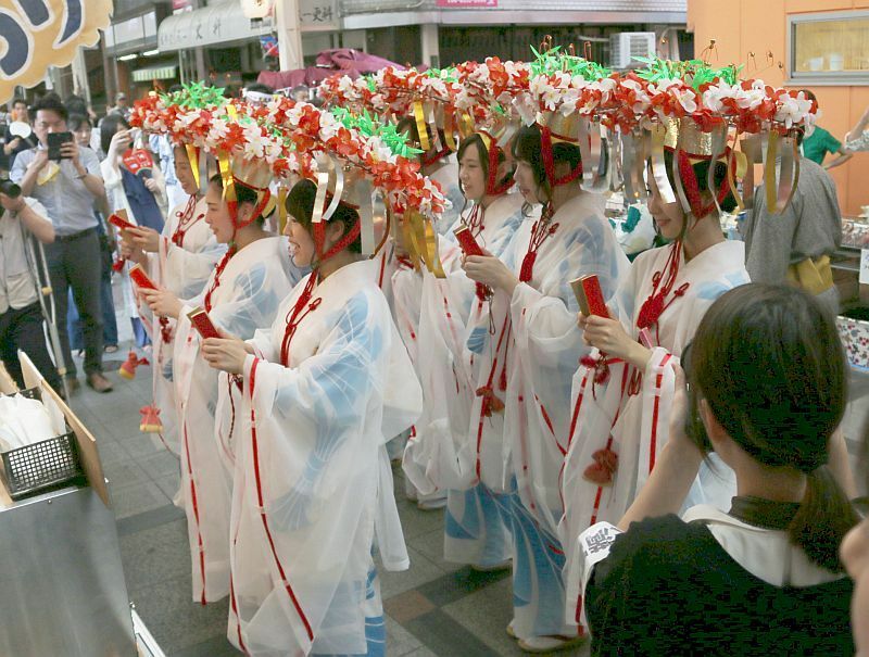 [写真]商店街の各店で商売繁盛を願い大阪締めを行う「天神天満花娘」=24日午後、大阪市北区で