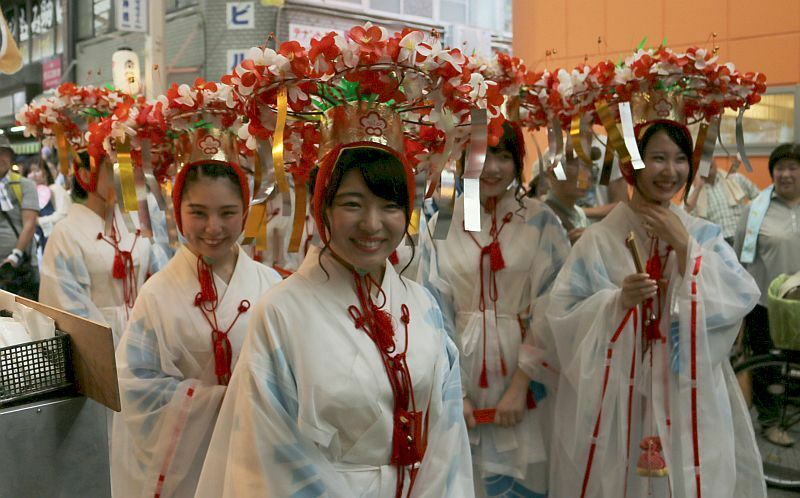 [写真]笑顔の花を咲かす「天神天満花娘」=24日午後、大阪市北区で