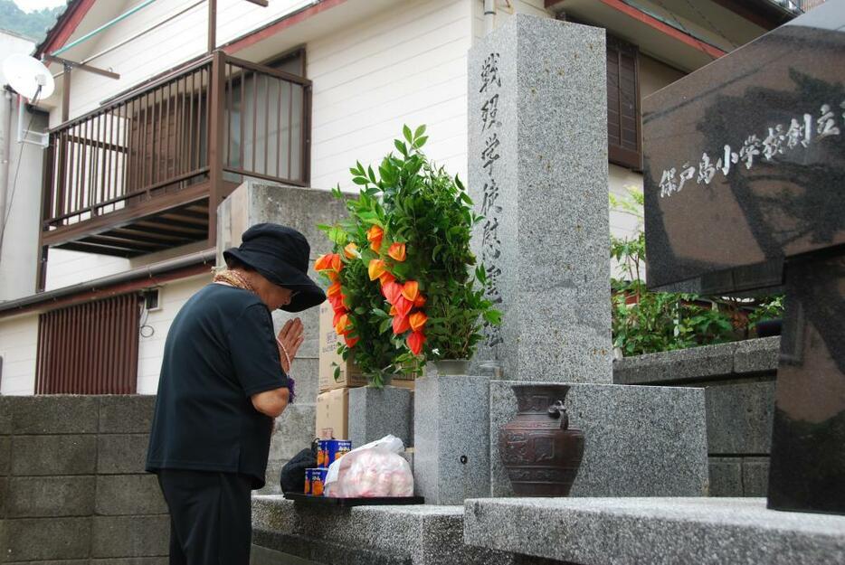 早朝から慰霊碑に手を合わせに来る人が途絶えなかった＝17年7月