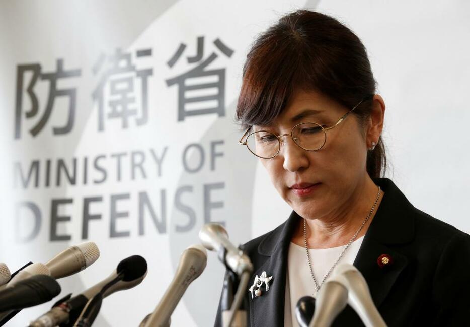 [写真]28日午前の閣議後会見で辞任を表明する稲田防衛相（ロイター/アフロ）